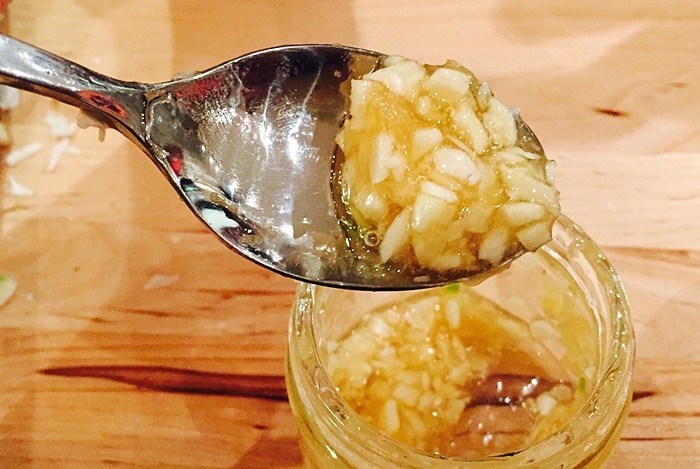 raw garlic and honey